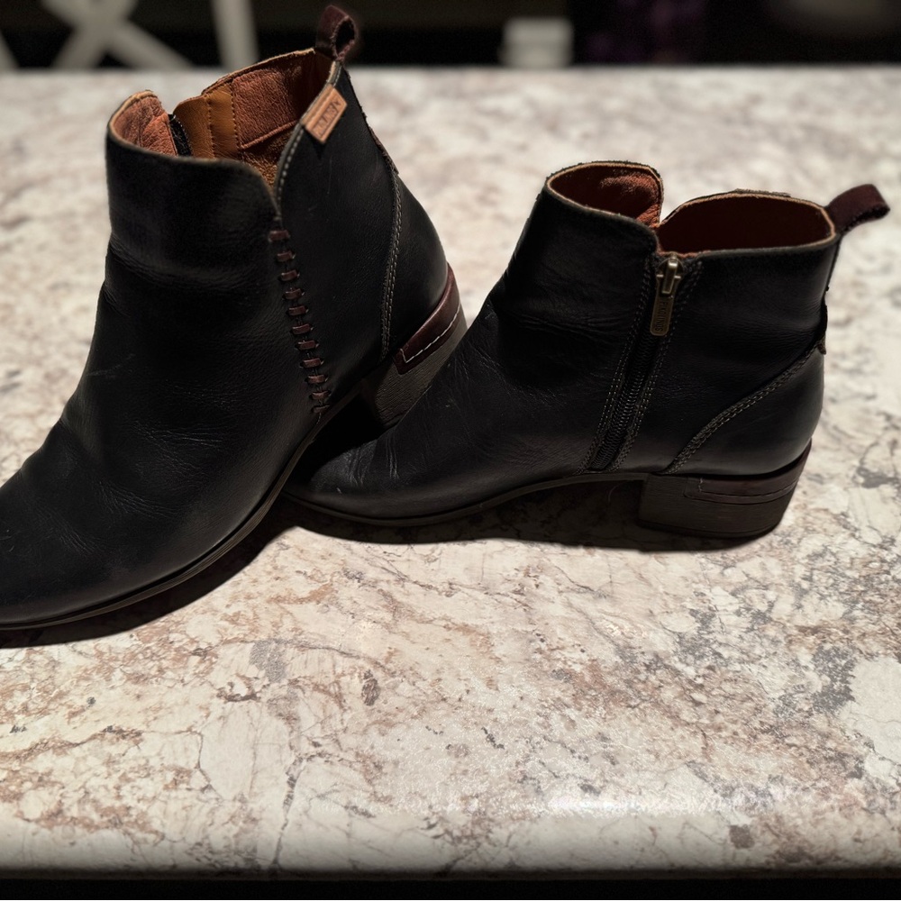 PIKOLINOS Black Leather Ankle Booties